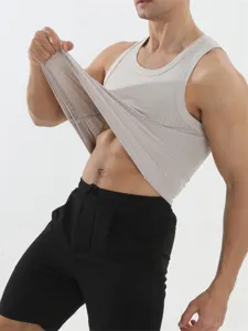 Heren geribde sporttanktop detail toont elastische stof, ideaal voor dagelijkse fitness trainingen.
