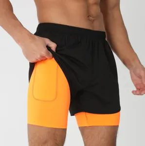 Vue détaillée de short de sport 2 en 1 pour homme avec une poche de compression orange.