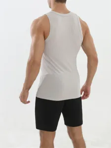 Gedetailleerd rugaanzicht van heren geribbelde mouwloze fitnesstop, ademend ontwerp.