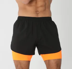 Vue détaillée d'un short de course 2-en-1 pour homme noir et orange, tissu de sport respirant.