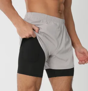 Short de sport 2 en 1 pour homme avec détail de tissu respirant et poche de compression.