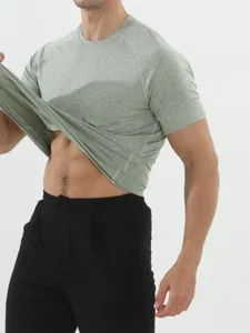 Nahaufnahme des figurbetonten Herren Fitness T-Shirts aus atmungsaktivem Schnelltrocknenden Stoff.