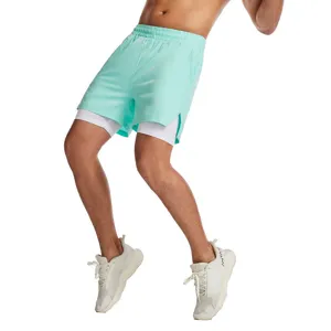 Vista detallada de pantalones cortos deportivos 2 en 1 verde menta para hombre con forro.