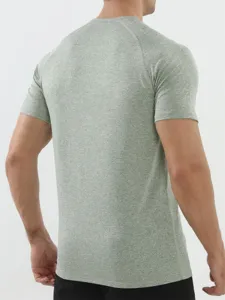 Detailansicht der Rückseite des athletischen Herren Kurzarm T-Shirts, atmungsaktives Material.