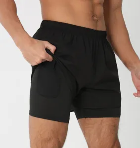 Vue détaillée de la poche intérieure du short de sport 2 en 1 pour un rangement sécurisé.
