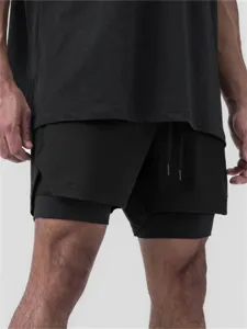 Vue détail de short de sport homme faux deux pièces doublure de compression respirante.