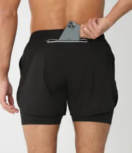 Vue détaillée de short de course 2-en-1 pour hommes avec poche zippée à l'arrière.