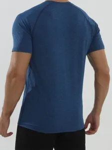 Herren Sport schmale Passform Kurzarm T-Shirt Rückansicht Detail atmungsaktiv Stoff.
