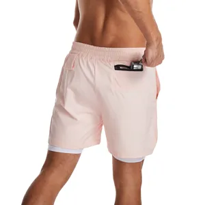 Vista detallada del bolsillo trasero y forro de los pantalones cortos de correr 2 en 1 para hombre
