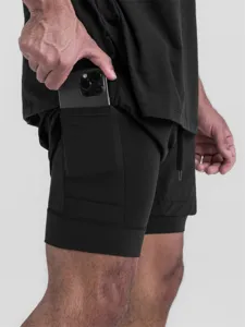Vue détaillée de short de sport 2-en-1 pour homme avec poche latérale et doublure élastique.