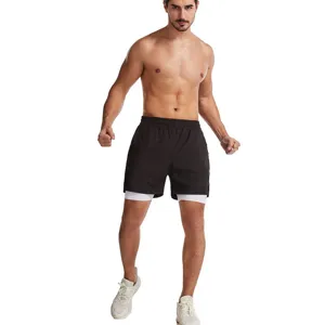 Vista detallada de pantalon corto deportivo hombre 2 en 1 running fitness doble capa.