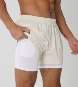 Vue détaillée de short de sport 2 en 1 pour homme avec couche intérieure respirante et poche.