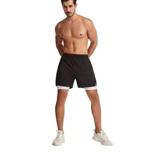 Vista detalle pantalón corto deportivo hombre 2 en 1, tejido secado rápido y forro.