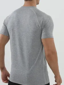 Rückansicht des grauen sportlichen Kurzarm-Fitnessshirts für das Männertraining.