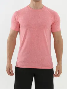 Detailansicht des kurzen Ärmels Sport-Fitness-T-Shirts für Herren in Melange-Rosa, schnelltrocknend.