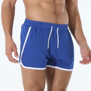 Pantaloncini sportivi da uomo in rete blu traspirante con coulisse e bordi rifiniti.