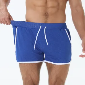 Pantaloncini sportivi in mesh traspirante da uomo con coulisse bianca per fitness e tempo libero.