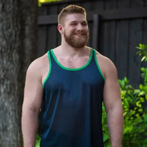 Vista detallada de camiseta de tirantes deportiva mesh para hombre, transpirable y seca.