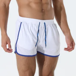 Pantaloncini sportivi da uomo in rete traspirante con bordo blu, fitness e mare.