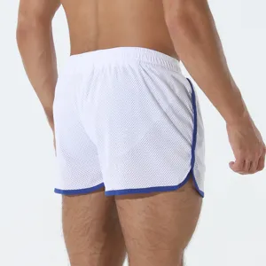 Pantaloncini sportivi da uomo in rete bianca con bordo blu, abbigliamento casual estivo.