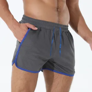 Pantaloncini sportivi in rete traspirante da uomo con bordo blu, abbigliamento casual e da spiaggia.