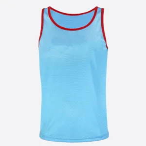 Detalle en primer plano de camiseta de tirantes deportiva azul claro de malla roja.