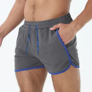 Vista dettagliata di pantaloncini sportivi da uomo in rete traspirante con coulisse e bordi blu.