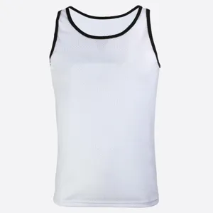 Primer plano de camiseta de tirantes deportiva de malla para hombre, ribete negro, transpirable.
