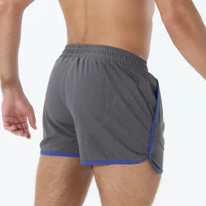 Vista dettagliata di pantaloncini sportivi grigi in rete da uomo con bordi blu.