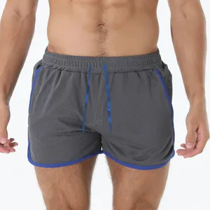 Primo piano di pantaloncini sportivi traspiranti in rete da uomo con bordo blu.