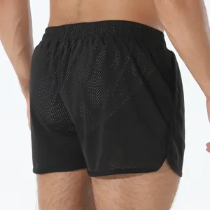 Pantaloncini sportivi neri in mesh da uomo vista dettagliata, traspiranti e leggeri.