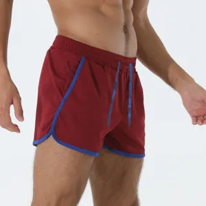 Primo piano dei dettagli di pantaloncini sportivi in rete traspirante con bordatura blu.
