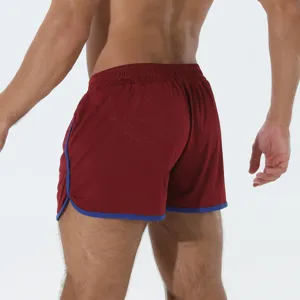 Pantaloncini sportivi da uomo in rete traspirante bordeaux con bordo blu per tempo libero.