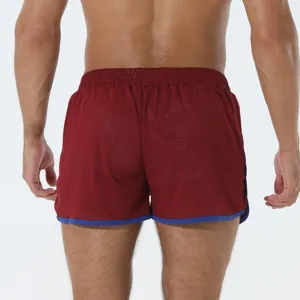 Pantaloni corti sportivi in rete traspirante da uomo rosso scuro, vista dettagliata.