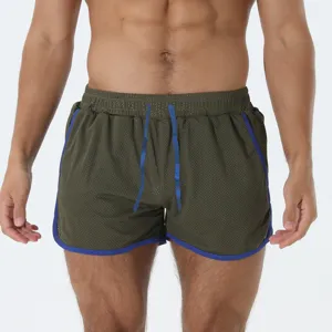 Vista dettagliata di pantaloncini sportivi in rete traspirante da uomo con profili e coulisse.
