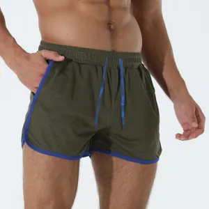 Pantaloncini sportivi in rete traspirante da uomo dettaglio, verde scuro con bordo blu e coulisse.