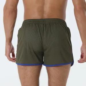 Pantaloncini sportivi in rete traspirante da uomo con bordo blu, perfetti per palestra.