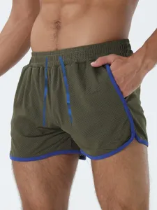 Pantaloncini sportivi da uomo in rete traspirante verde militare con bordo blu, vista frontale.