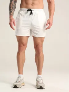 Pantaloncini sportivi bianchi da uomo in rete con coulisse nera abbigliamento.