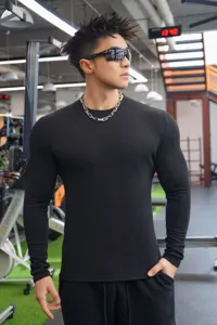 Schwarzes Herren Langarm Strick Oberteil mit Textur Detailansicht für herbstliche Fitness