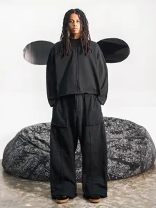 Men's high street loose casual sweatshirt and cargo pants set for autumn streetwear fashion.