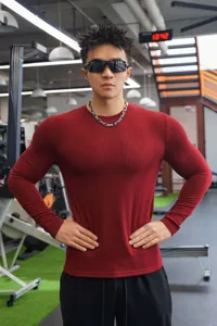 Fitness Detailansicht des roten gerippten langärmligen Herren-Thermops, schlanke Passform.