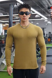 Detailansicht des gerippten Herren Langarm Pullovers, schmaler Rundhals Oberteil fur Herbst.