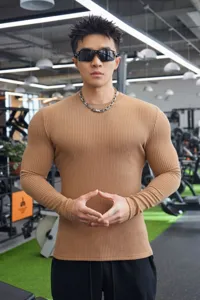 Detailansicht des figurbetonten Langarm-Pullovers mit Struktur im lässigen Fitnessstudio.