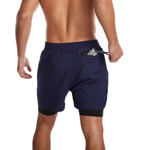 Detalle de pantalón corto deportivo 2 en 1 para hombre con bolsillo trasero y forro transpirable.