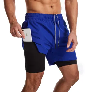 Vista detallada de los pantalones cortos de running 2 en 1 con forro y bolsillo para móvil.