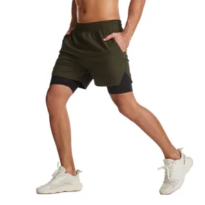 Detalle pantalón corto running 2 en 1 hombre, tejido transpirable secado rápido y forro.