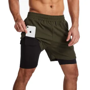 Vista detallada de los pantalones cortos de correr 2 en 1 para hombre con bolsillo y forro.
