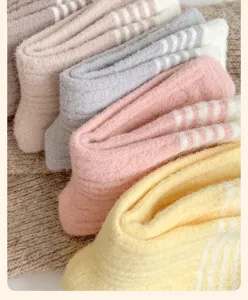 Detaillierte Nahaufnahme kuscheliger Plüsch-Wintersocken mit sanften Pastellstreifen.