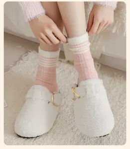 Koreanische Fleece-gefütterte Damen-Mittelsocken, dicke warme Winter-Streifen Kuschelsocken.